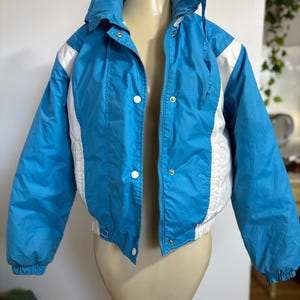70’s Goose Down Alpine Designs Ski jacket blue white color block snap button zipper womens 8 made in USA puffer winter coat mock neck pocket