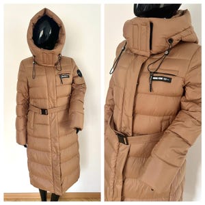 New camel long puffer coat with detachable hood, size M, bio down filling, warm winter jacket with belt, Y2K style fashion long coat